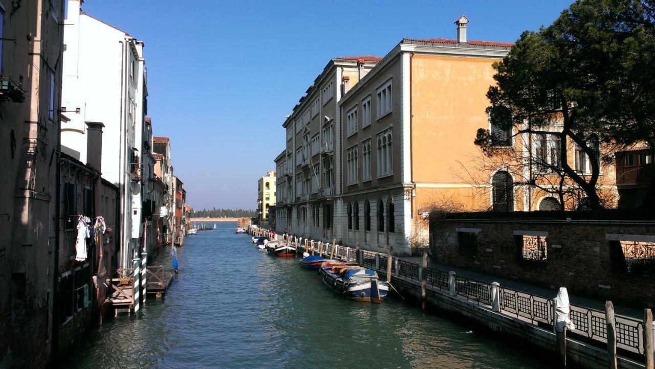 La Gondola - Beautiful Canal View Apartment Venice