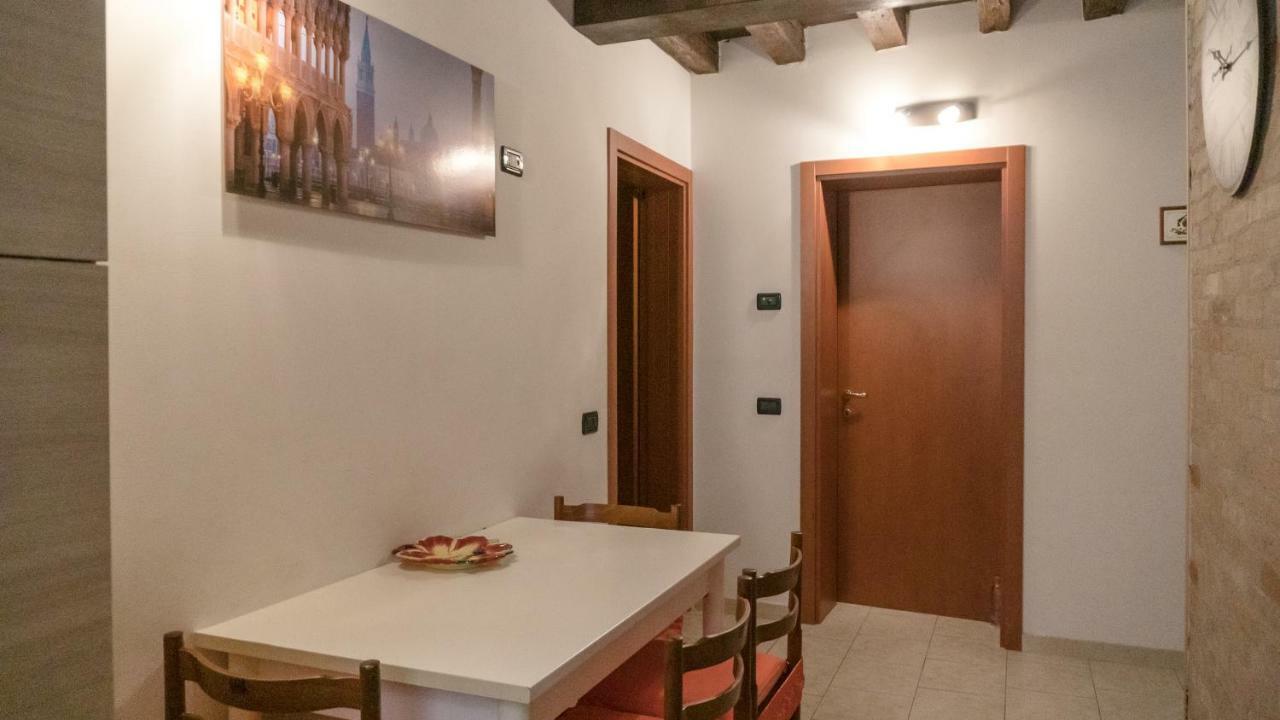 Apartment La Gondola - Beautiful Canal View Venice