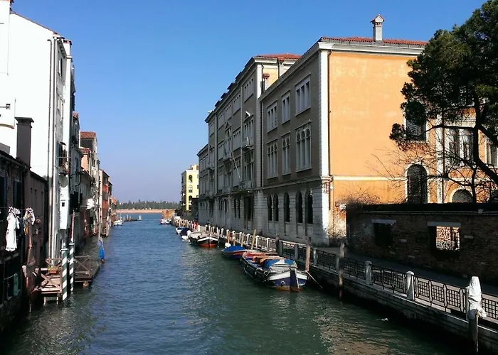 La Gondola - Beautiful Canal View