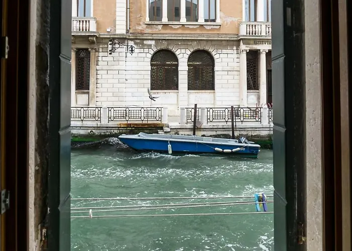 La Gondola - Beautiful Canal View
